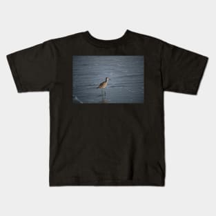 Sea bird in beach Kids T-Shirt